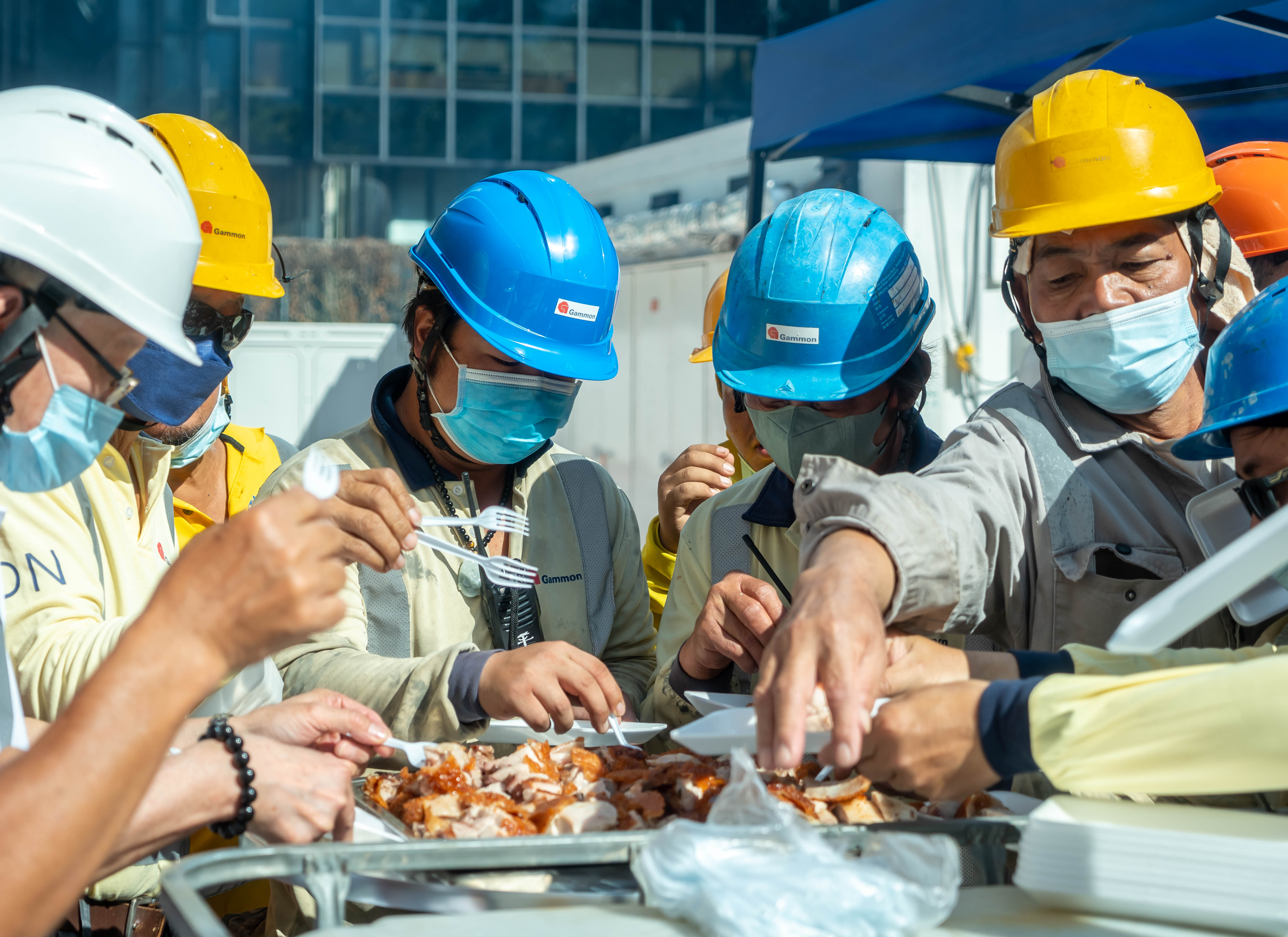 Management from Chinachem, Hysan, Gammon and construction workers taking part in the Bai Sun ceremony on 9 September 2022 to mark the commencement of the foundation works for the Caroline Hill Road development.