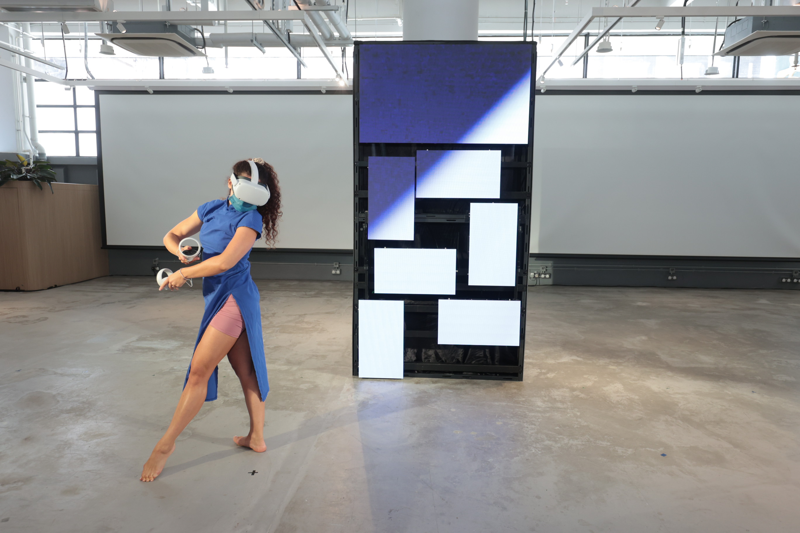 法国艺术家 Ophelia Jacarini现场表演舞蹈，并分享创作互动数码艺术装置Intraverse的概念及过程。