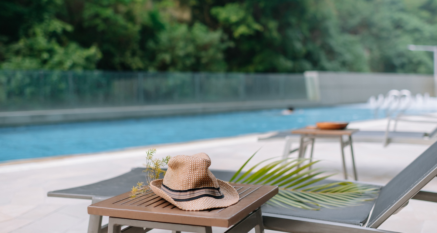 室外泳池 躺椅 太陽帽