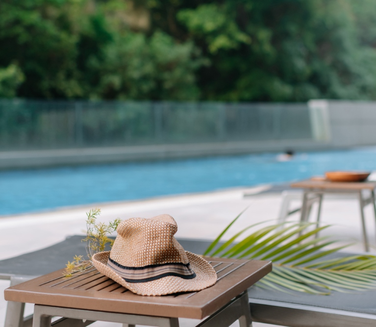 室外泳池 躺椅 太陽帽